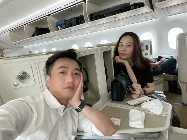 Hiện Cường Đô La và Đàm Thu Trang khá hạnh phúc sau hôn nhân. Cả hai cùng điều hành một nhà hàng nổi tiếng, thường xuyên khoe ảnh đi du lịch, làm việc và những giây phút vui chơi bên bé Subeo.