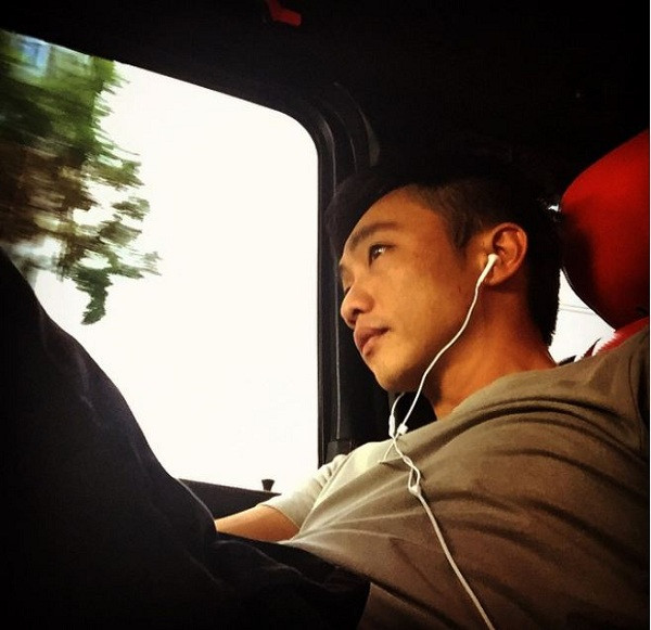 Cường Đô La thường sử dụng tai nghe khi tập thể thao, chạy bộ, hay những giây phút giải trí như thế này.