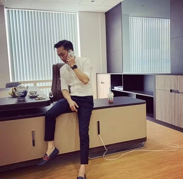 Có vẻ như Cường Đô La khá chuộng đồ công nghệ của Táo khuyết khi trước đó anh cũng sở hữu các phiên bản điện thoại khác của hãng này như iPhone XS Max.