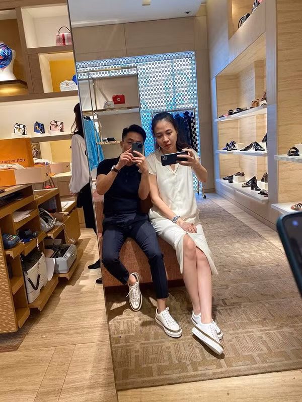 Hiện tại, "doanh nhân phố núi" đang sử dụng chiếc iPhone 11 Pro Max, phiên bản điện thoại đôi cùng bà xã Đàm Thu Trang.