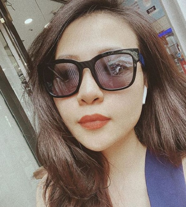 Đàm Thu Trang cũng không hề "kém cạnh" ông xã. Cô từng khoe ảnh selfie bên tai nghe không dây nổi tiếng từ thương hiệu Táo khuyết.