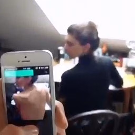 Đáng lưu ý, công cụ này chỉ nhằm vào phụ nữ. Nếu bạn tải lên một bức ảnh nam hoặc bất kỳ bức ảnh nào khác, hệ thống sẽ tự động thay thế chủ thể trong ảnh bằng cơ thể của phụ nữ.