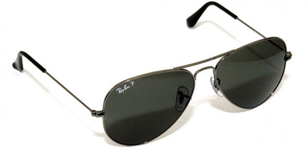 Hơn cả giá trị thời trang khác biệt của nó, kính râm được đặt tên là Aviator Sunglasses (kính râm phi công) vì chúng được dành cho các thành viên đặc biệt của quân đội. Kính râm Aviator lần đầu tiên được quân đội Mỹ ký hợp đồng vào năm 1935 cho các phi công của Lực lượng Không quân, được thiết kế để bảo vệ họ khỏi ánh nắng trực tiếp.