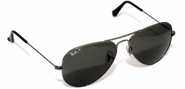 Hơn cả giá trị thời trang khác biệt của nó, kính râm được đặt tên là Aviator Sunglasses (kính râm phi công) vì chúng được dành cho các thành viên đặc biệt của quân đội. Kính râm Aviator lần đầu tiên được quân đội Mỹ ký hợp đồng vào năm 1935 cho các phi công của Lực lượng Không quân, được thiết kế để bảo vệ họ khỏi ánh nắng trực tiếp.