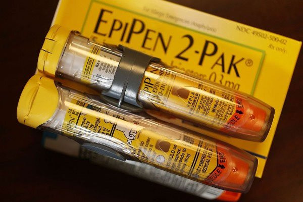 Ban đầu, EpiPen là tên thương hiệu của một thiết bị tiêm tự động dùng để tiêm thuốc epinephrine để bảo vệ quân nhân khỏi chất độc thần kinh và vũ khí hóa học. Tuy nhiên, ống tiêm tự động đã trở thành vật dụng giúp tiêm thuốc di động và tự động được nhiều người sử dụng hàng ngày trên khắp thế giới để hỗ trợ mình và người thân trong trường hợp khẩn cấp như hen suyễn.