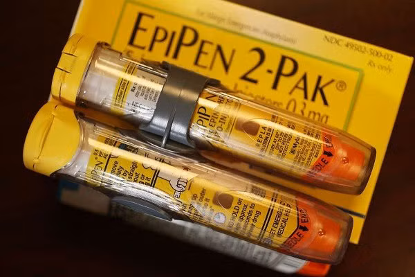 Ban đầu, EpiPen là tên thương hiệu của một thiết bị tiêm tự động dùng để tiêm thuốc epinephrine để bảo vệ quân nhân khỏi chất độc thần kinh và vũ khí hóa học. Tuy nhiên, ống tiêm tự động đã trở thành vật dụng giúp tiêm thuốc di động và tự động được nhiều người sử dụng hàng ngày trên khắp thế giới để hỗ trợ mình và người thân trong trường hợp khẩn cấp như hen suyễn.