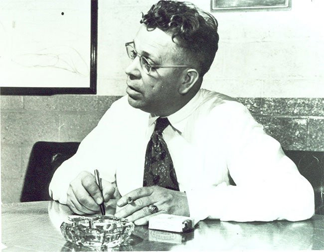 Lò vi sóng hiện nay là một thiết bị gia dụng tiêu chuẩn để hâm nóng thức ăn, nhưng thực sự được phát minh một cách rất tình cờ. Năm 1945, khi kỹ sư người Mỹ Percy Spencer đang làm việc gần ống chân không năng lượng cao (magnetron) – một bộ phận tạo ra sóng cực ngắn (microwave) nằm bên trong radar, thì ông thấy thanh sô cô la trong túi mình tan chảy. Với những đặc tính này, lò vi sóng lần đầu tiên được sử dụng cho quân đội.