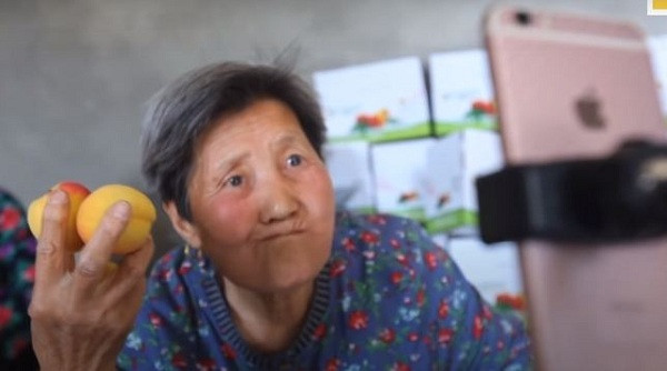 Không ngờ chính sự xuất hiện đó của cụ bà 80 tuổi đã thúc đẩy doanh số bán trái cây của gia đình bà trong đại dịch COVID-19, đến con số ''khủng''.