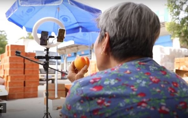 Với phong cách chân chất, hài hước, bà đã thu hút hàng triệu lượt xem và rất nhiều đơn đặt hàng từ khách hàng.