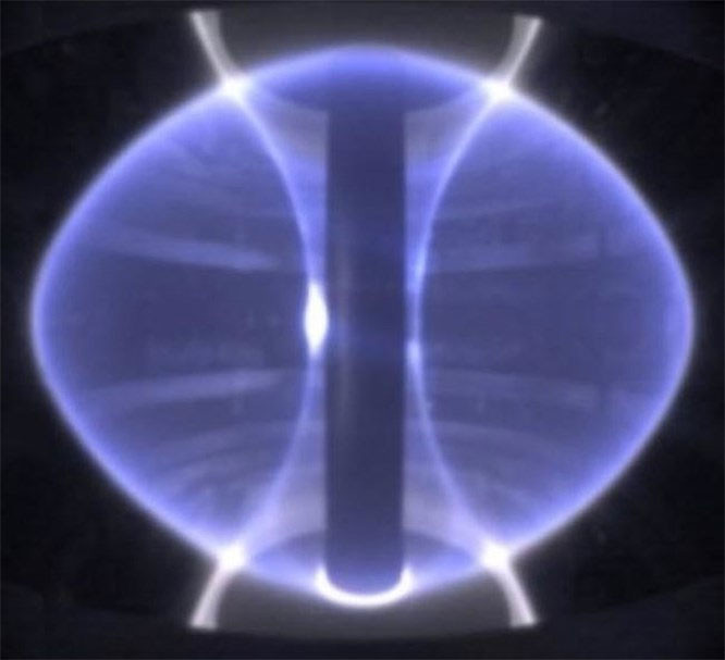 Nhiệt hạch hạt nhân lạnh chính là năng lượng chính trong bộ lõi hồ quang của Iron Man và được cho là phi thực tế. Tuy nhiên, năm 1989, giáo sư và nhà báo Eugene Mallove tuyên bố rằng ông đã quan sát hoạt động của loại năng lượng đó. Năm 2004, Mallove chết. Nhiều nhà khoa học và những người hoài nghi khác nghĩ rằng cuốn sách của giáo sư chỉ là trò lừa bịp và thí nghiệm không bao giờ xảy ra. Thật không may, chúng ta sẽ không bao giờ biết sự thật.