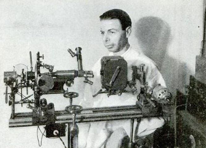 Năm 1934, nhà khoa học Royal Rife đã phát minh ra một tia laser tấn công các tế bào ung thư và phá hủy chúng. Nó nghe có vẻ giống như một câu chuyện cổ tích, nhưng cách điều trị của ông có hiệu quả trong 14 trường hợp bệnh nhân được chẩn đoán mắc bệnh ung thư giai đoạn cuối. Nhưng khi các nhà khoa học từ chối hợp tác với một công ty lớn thuộc sở hữu nhà nước, laser của ông đã bị phá hủy và nghiên cứu đã bị đóng cửa.