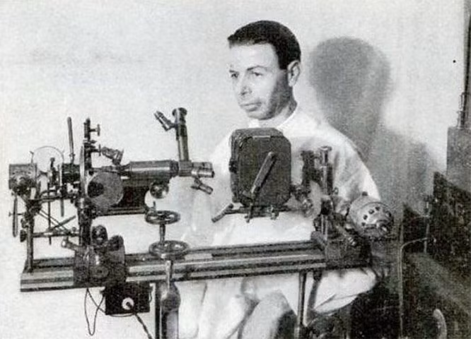 Năm 1934, nhà khoa học Royal Rife đã phát minh ra một tia laser tấn công các tế bào ung thư và phá hủy chúng. Nó nghe có vẻ giống như một câu chuyện cổ tích, nhưng cách điều trị của ông có hiệu quả trong 14 trường hợp bệnh nhân được chẩn đoán mắc bệnh ung thư giai đoạn cuối. Nhưng khi các nhà khoa học từ chối hợp tác với một công ty lớn thuộc sở hữu nhà nước, laser của ông đã bị phá hủy và nghiên cứu đã bị đóng cửa.