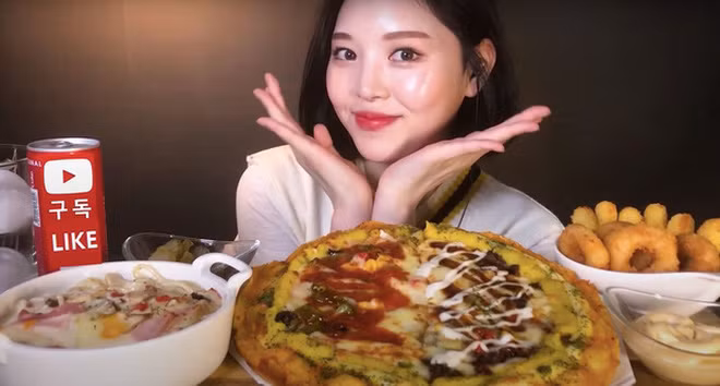 Gần đây nhất, nữ YouTube tiếp tục bị người xem tố là nói dối khi khẳng định rằng mình tự quay và chỉnh sửa video trong khi thực chất lại có cả ekip đứng sau. Mời độc giả xem video: Hiểm họa từ trào lưu ăn uống trực tuyến - Nguồn: KÊNH VTC14