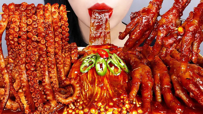 Khác với Dona hay Jane, kênh Hongyu ASMR mở rộng nội dung video hơn khi không chỉ dừng lại ở những món ngọt mà còn khiến người xem phát thèm với các món ăn truyền thống Hàn Quốc, cho đến gà rán giòn tan đầy hấp dẫn,...