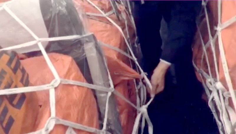 Phần dây bên cạnh ghế, giúp với lối đi được kiểm tra kỹ, phần go không chắc sẽ rất dễ xảy ra tình trạng xô kiện hàng giữa 2 bên với nhau gây nguye hiểm. Đây cũng là một phần trong quy trình đã được quy định.