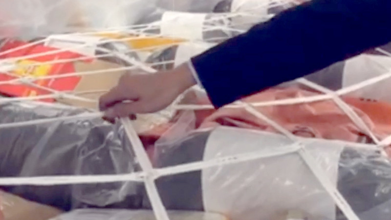 Nhân viên kiểm tra sẽ kiểm tra lại toàn bộc các vị trí buộc giữ hàng sau khi công đoạn xếp, buộc hoàn thành.