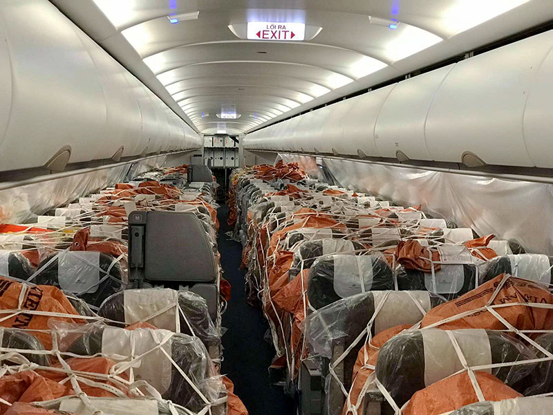 Quang cảnh khoang hành khách sau khi được xếp đầy ắp các kiện hàng.