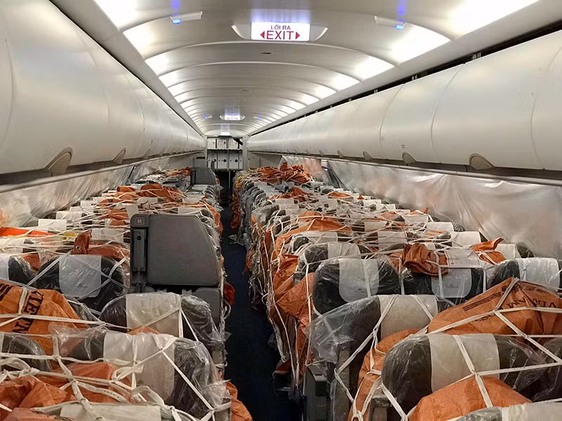 Quang cảnh khoang hành khách sau khi được xếp đầy ắp các kiện hàng.