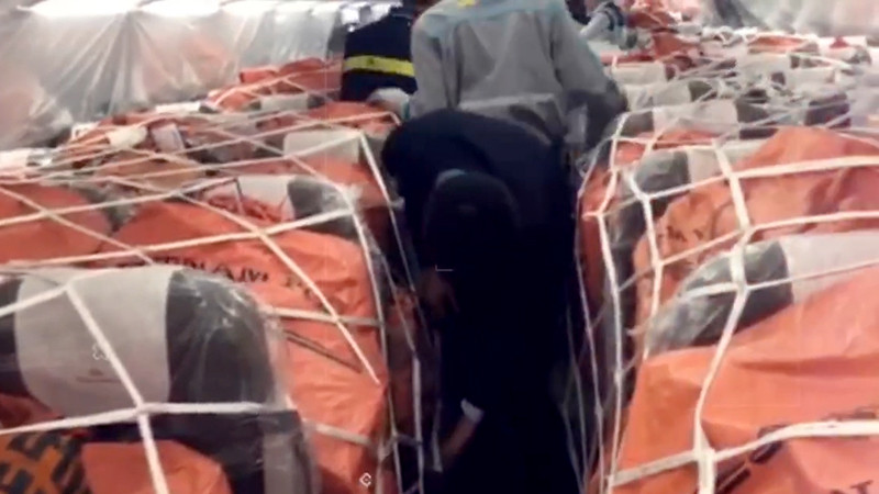 Các vị trí phía dưới chân ghế nơi nối móc các dây buộc cũng được kiểm tra.