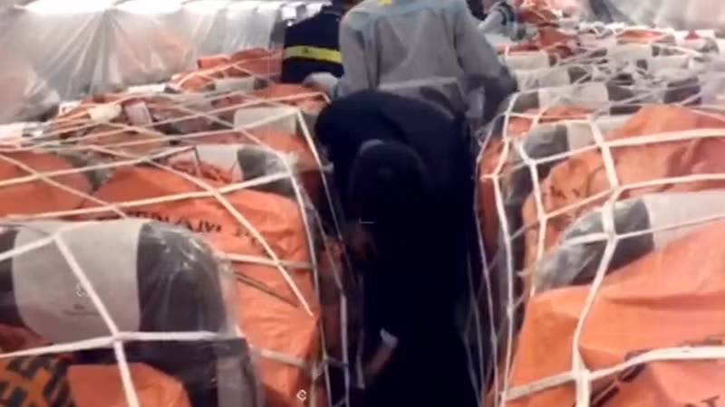 Các vị trí phía dưới chân ghế nơi nối móc các dây buộc cũng được kiểm tra.