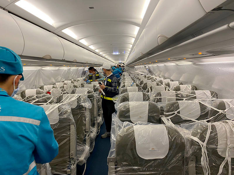 Các ghế trên khoang hành khách được bọc kín bằng nilon để đảm bảo các kiện hàng không làm hư hại tới ghế, điều này cũng giúp công tác vệ sinh và khử trùng máy bay sau khi kết thúc chuyến bay được thuận lợi.