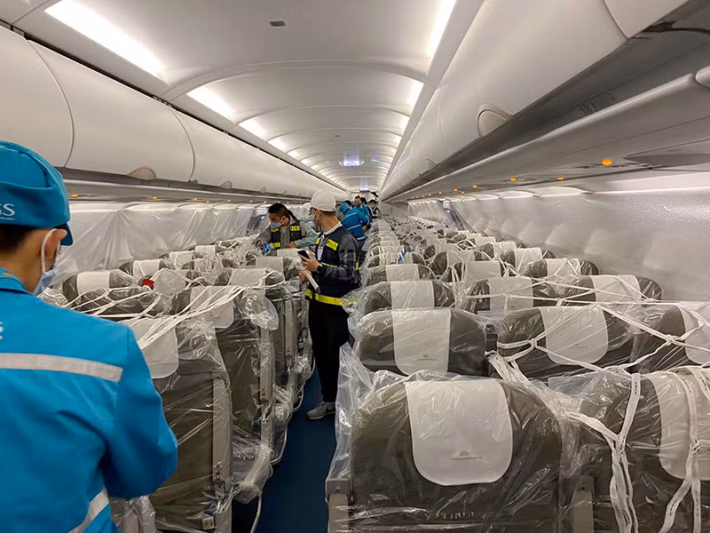 Các ghế trên khoang hành khách được bọc kín bằng nilon để đảm bảo các kiện hàng không làm hư hại tới ghế, điều này cũng giúp công tác vệ sinh và khử trùng máy bay sau khi kết thúc chuyến bay được thuận lợi.