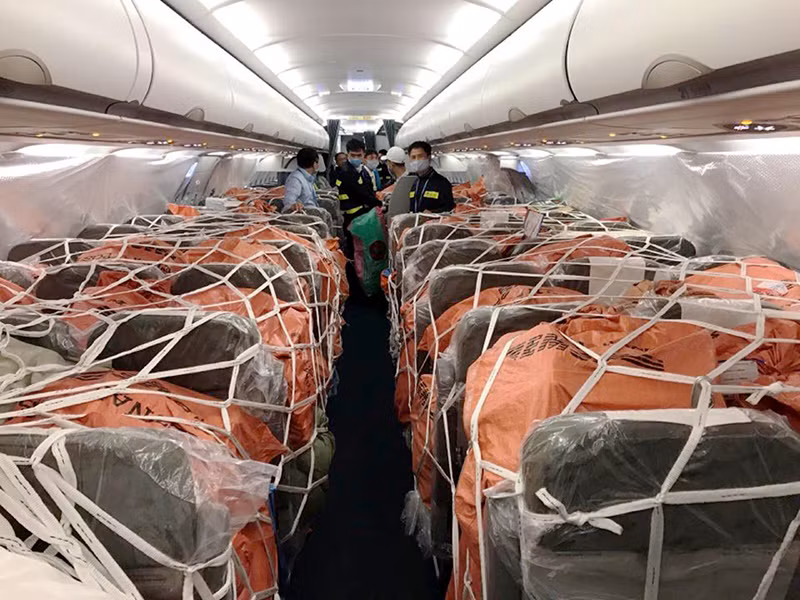 Sau khi các kiện hàng được đưa vào sắp xếp, giữa các kiện hàng và ghế được go lại theo hình lưới một lần nữa.