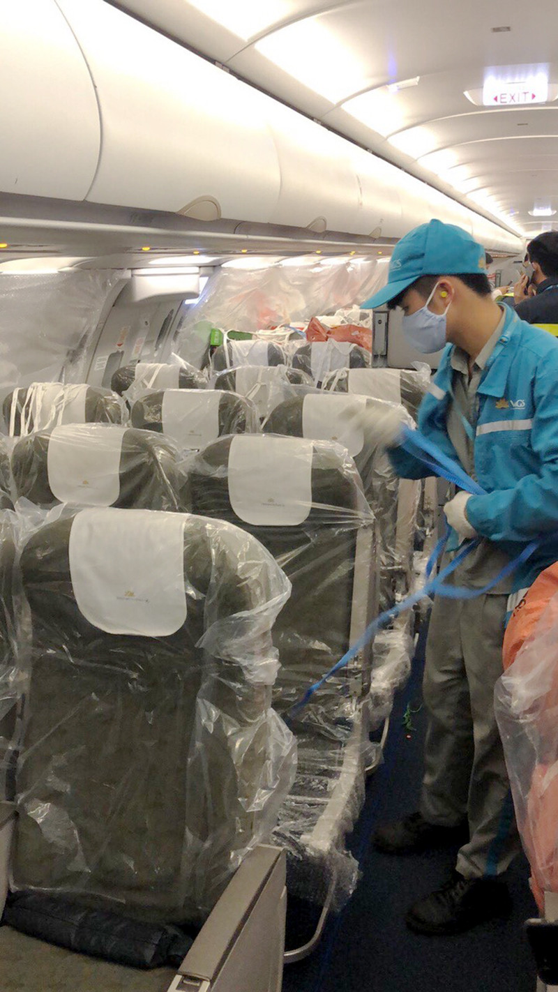 Giữa các ghế được luồn dây buộc sẵn để cột giữ các kiện hàng khi bộ phận bốc xếp chuyển tới nhằm thực hiện công đoạn xếp, buộc nhanh chóng.