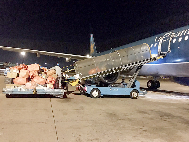 Tối ngày 3/4 rạng sáng 4/4 Vietnam Airlines đã thực hiện hai chuyến bay đầu tiên chở hàng hoá trên khoang hành khách. Từng kiện hàng được các nhân viên bốc xếp lên cửa tàu bay.