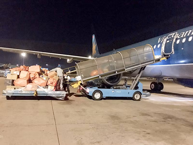 Tối ngày 3/4 rạng sáng 4/4 Vietnam Airlines đã thực hiện hai chuyến bay đầu tiên chở hàng hoá trên khoang hành khách. Từng kiện hàng được các nhân viên bốc xếp lên cửa tàu bay.