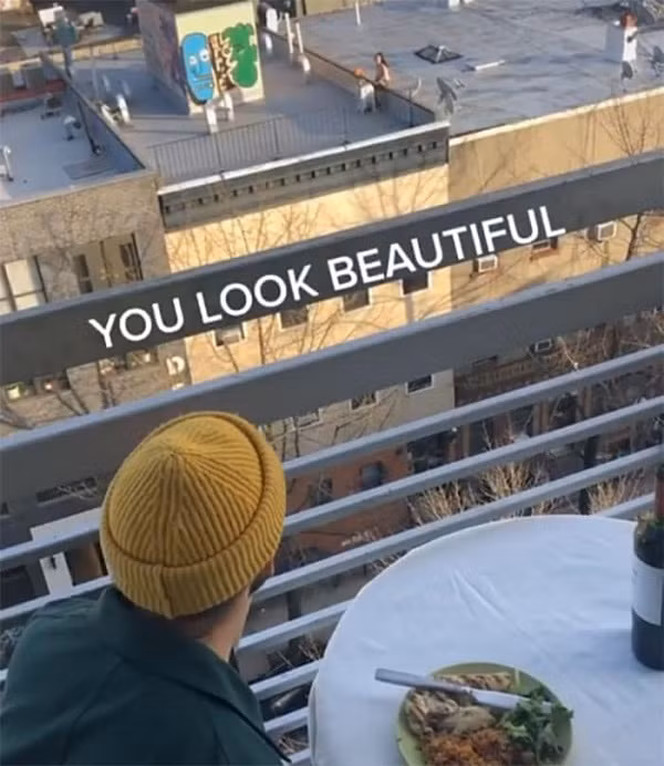 Buổi hẹn đầu tiên Jeremy không giấu nổi sự hạnh phúc. Anh hét to qua nơi Tori đang ngồi "Hôm nay em trông thật xinh".