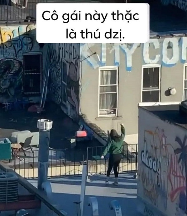 Một ngày khi đang ngắm cảnh bằng ống kính máy ảnh, anh vô tình lia máy đến sân thượng của tòa nhà kế bên. Một cô gái đang vui vẻ nhảy múa khiến Jeremy chợt nghĩ: "Cô nàng này đang quay Tiktok sao? Thật là muốn kết bạn với cô ấy".