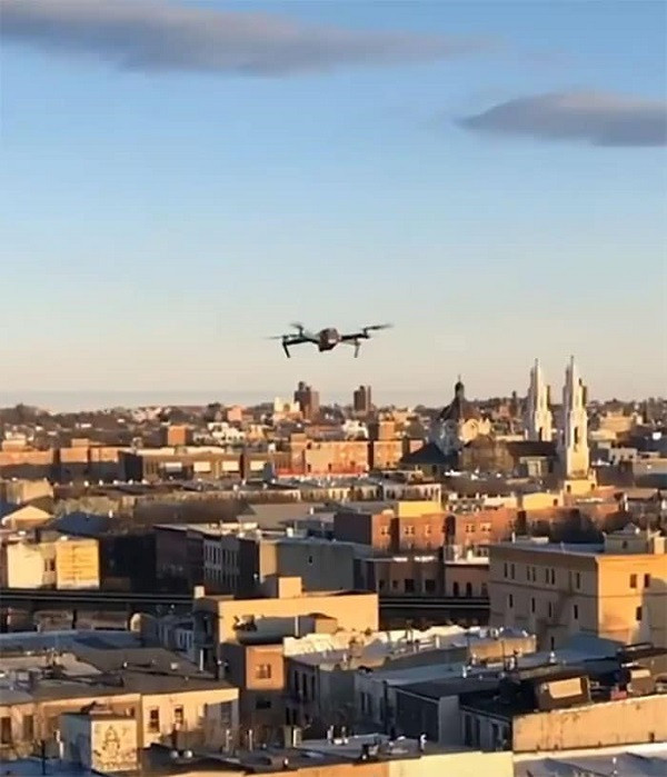 Chiếc drone lên đường ship số điện thoại của Jeremy đến cô gái trên tầng thượng và tất nhiên là thành công ngoài mong đợi.