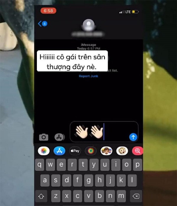 Khoảng vài phút sau, điện thoại của Jeremy nhận được tin nhắn mới. Thật bất ngờ khi đó là lời chào từ cô gái sân thượng - có tên Tori.