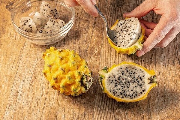 Có nguồn gốc từ Ecuador và Colombia, loại thanh long này có ruột màu trắng nhưng vỏ màu vàng, nhỏ hơn thanh long vỏ đỏ thông thường. Khi chín, thanh long vàng tiết ra vị ngọt thanh và hương thơm dễ chịu, không hề có vị chua.