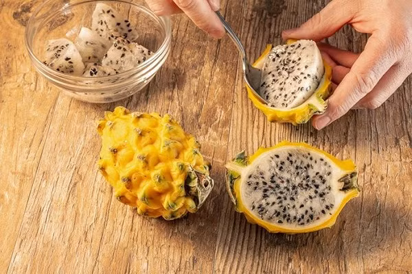 Có nguồn gốc từ Ecuador và Colombia, loại thanh long này có ruột màu trắng nhưng vỏ màu vàng, nhỏ hơn thanh long vỏ đỏ thông thường. Khi chín, thanh long vàng tiết ra vị ngọt thanh và hương thơm dễ chịu, không hề có vị chua.