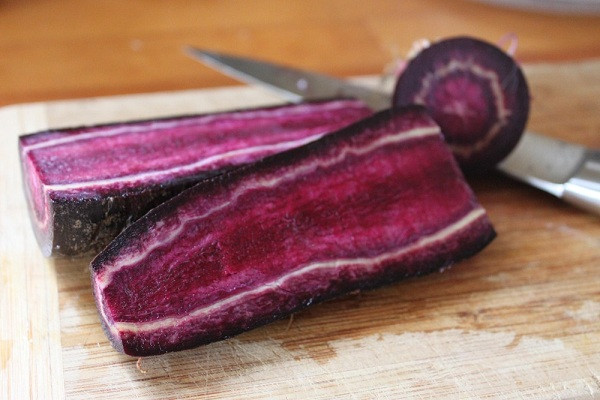 Ngày nay cà rốt tím được chuộng nhiều ở các nước phương Đông như Trung Quốc và Ấn Độ, hương vị không có gì khác so với phiên bản màu cam.