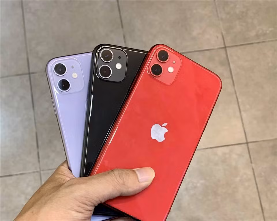 Sau khi iPhone 12 ra mắt, dự báo các mẫu iPhone đời cũ sẽ còn tiếp tục giảm giá mạnh hơn nữa.