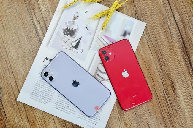 iPhone 11 giảm giá khá mạnh chỉ còn khoảng 16,9 triệu đồng. Nếu muốn được giảm giá nhiều hơn nữa, khách hàng có thể mua hàng qua hình thức online vì sẽ được giảm thêm từ 2 đến 3 triệu đồng, tổng mức giảm giá sẽ rơi vào khoảng 7 đến 10 triệu đồng so với giá niêm yết hàng xách tay ở thời điểm cao nhất.