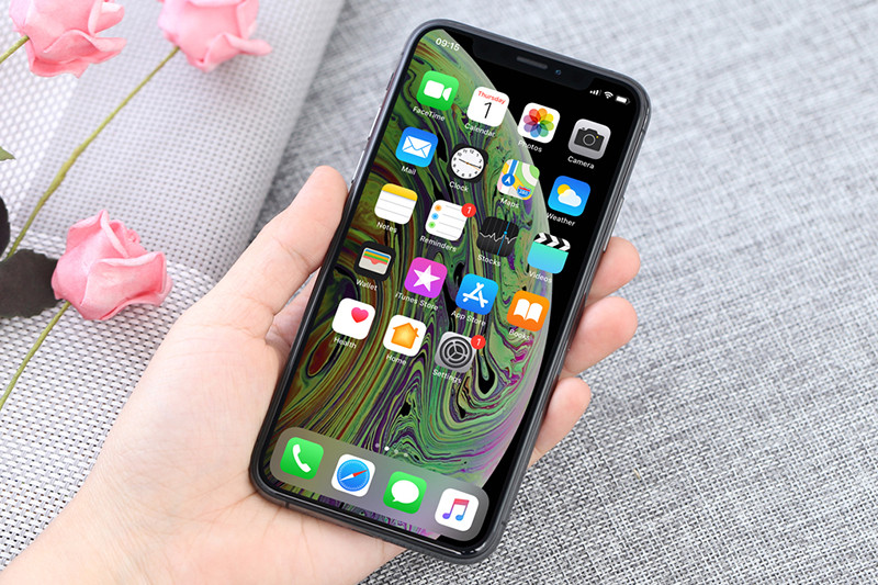 iPhone XS qua sử dụng bản 64 GB cũng được rao bán với giá từ 10,6 triệu đồng, iPhone XS 256 GB qua sử dụng cũng có giá từ 12 triệu đồng. Thiết bị có chênh lệch về giá giữa các phiên bản màu sắc. Cụ thể, bản màu vàng có giá cao hơn 500.000 đồng so với màu đen.
