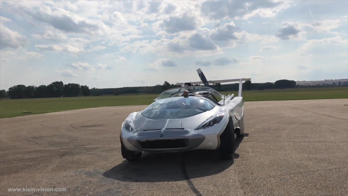 AirCar V5 có động cơ BMW 1,6 lít và có thể di chuyển với tốc độ 200 km/ giờ.