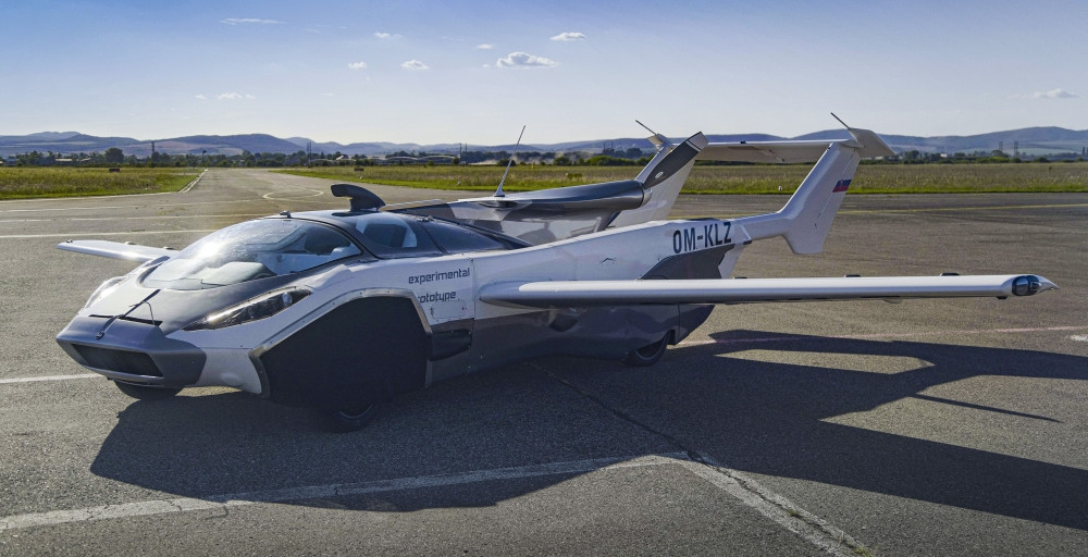 Hiện chiếc xe mẫu có dáng giống như một chiếc ô tô hơn là máy bay với 2 cánh được gập sát theo chiều dọc thân xe.