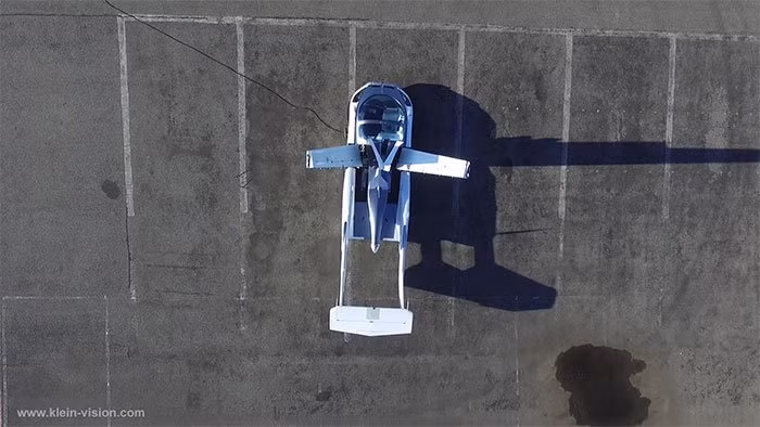 Đây là hai chuyến bay thử nghiệm mà ông thực hiện ở sân bay Piestany, Slovakia.