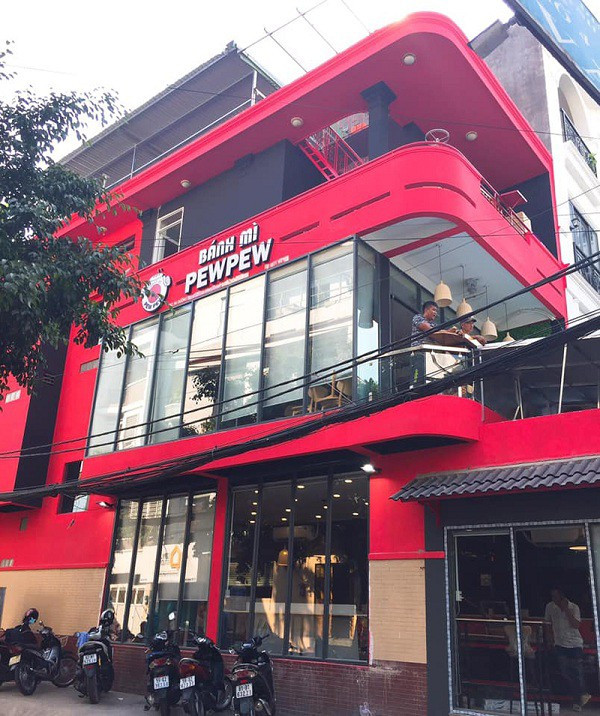 PewPew tiết lộ rằng số tiền anh bỏ vào đầu tư cửa hàng đã hơn nửa tỷ đồng, nếu như có làm ăn phát đạt thì cũng phải mất ít nhất 1 năm sau mới có thể hồi vốn, thậm chí hơn.