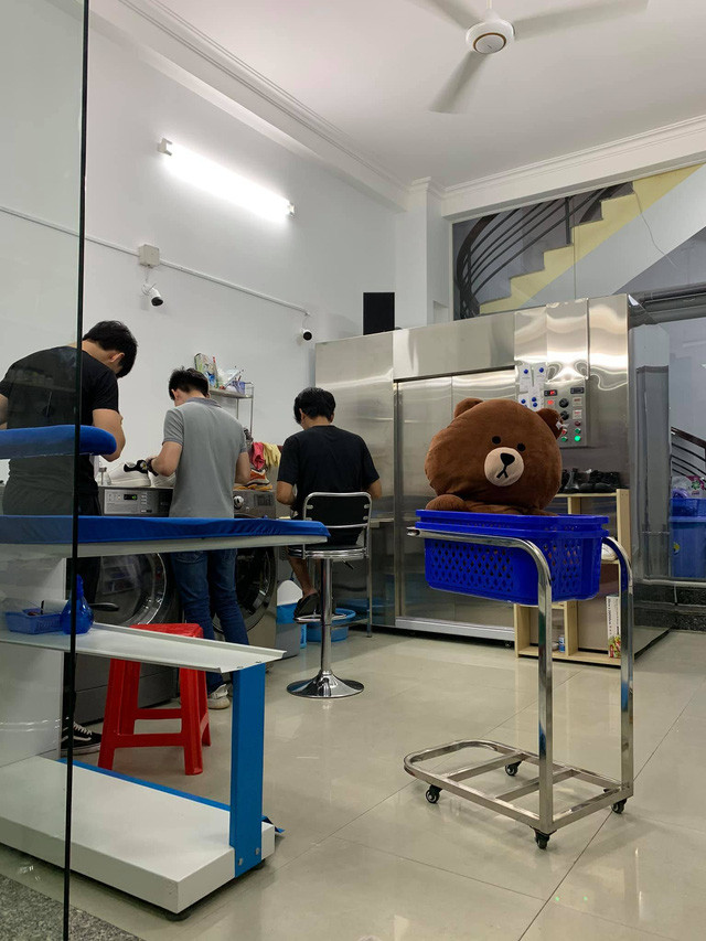 Cụ thể, trên trang facebook cá nhân của mình, PewPew ho biết sẽ khai trương tiệm "Giặt là PewPew" chuyên cung cấp dịch vụ giặt sấy quần áo, gấu bông; là hơi, vệ sinh giày.