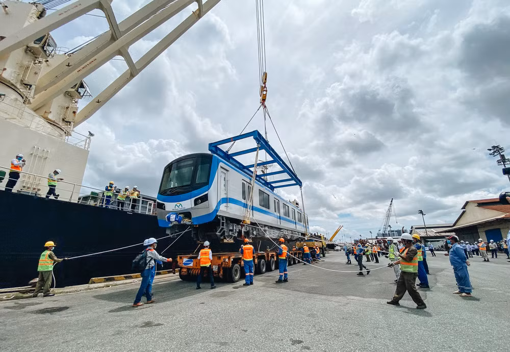 Về nội thất, đoàn Metro số 1 sử dụng thiết kế phần lớn từ nhựa mang lại cảm giác hơi "rẻ tiền". Nhiều người đã đi tàu điện ngầm tại Nhật cho biết, Tàu ở Nhật trung bình trên 10 toa, tất cả các ghế đều bọc nhung, có hệ thống sưởi dưới ghế. Tuy nhiên, hệ thống sưởi là không phù hợp với khí hậu Việt Nam vì thế việc cắt bỏ để giảm giá thành là điều hợp lý. Nội thất của đoàn tàu được thiết kế với cấu trúc đơn giản, chức năng phù hợp với việc sử dụng hàng ngày và dễ dàng vệ sinh, bảo dưỡng, nhựa gia cường sợi thuỷ tinh (FRP) cũng không phải quá "rẻ tiền".