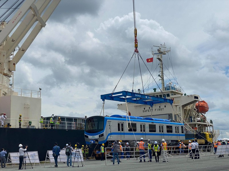 Sáng 8/10, những toa tàu Metro số 1 đã về tới Việt Nam. Đoàn tàu về Việt Nam vừa qua là đoàn tàu có chiều cao toa xe lớn nhất so với các tàu metro khác ở Việt Nam, trong đó chiều cao toa xe từ đỉnh ray đến hệ thống điều hòa không khí lên tới 4080 mm.