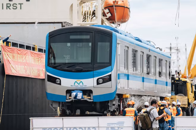 Tuyến Metro này được thực hiện tự động ở mọi khâu nhưng vẫn sẽ có người lái tàu. Nhiều người cho rằng như vậy phần tự động hoá vẫn chưa cao và "lạc hậu". Tuy nhiên, vẫn cần nói thêm, lượng ga dừng lớn với thời gian di chuyển ngắn chính là lí do cần một người lái tàu.