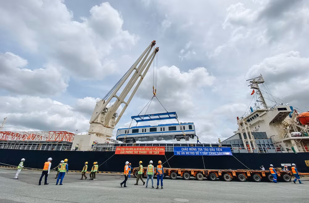 Theo đó, thiết kế của đoàn tàu được cho là lạc hậu, sử dụng lại thiết kế đã có từ những năm 50 của thế kỷ trước. Sự phối hợp màu sắc cũng thể hiện sự đơn điệu.