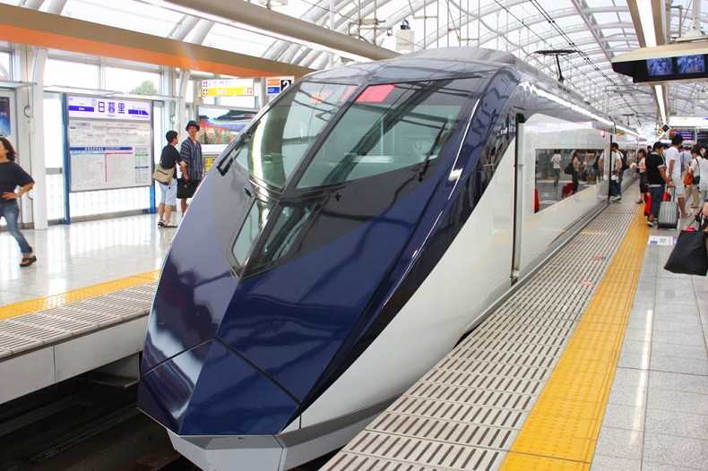 So sánh với ình ảnh thực tế một toa tàu điện ở Nhật với phần đầu tàu thiết kế khí động học phù hợp, đoàn toàn cũng sang trọng và hiện đại. Đoàn Metro số 1 vừa về Việt Nam quả thật tạo cảm giác "lỗi thời" hơn so với hàng nội địa của Nhật.